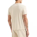 Remera de manga corta EA7 Emporio Armani, color beige con cuello redondo y el logotipo de la marca estampado en el pecho en tono oscuro.