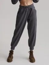 Pantalón de jogging gris con textura acanalada y corte holgado.