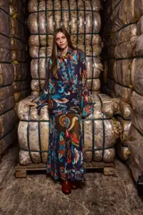 Falda larga de tul estampada con motivos paisley en tonos azul, naranja y marrón. Tiene drapeado en la cadera, corte evasé y cintura elástica.