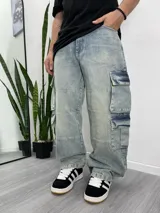 Pantalón de jean celeste con efecto lavado, corte holgado y múltiples bolsillos tipo cargo.