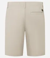 Bermuda masculina de corte slim, confeccionada en sarga de algodón. Presenta un diseño de estilo sastrero con cintura con trabillas, cierre tradicional de botón y cremallera, y bolsillos laterales.