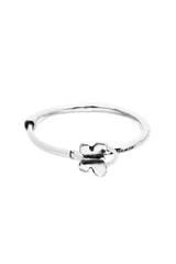 Pulsera semirígida bañada en plata de ley con diseño de mariposa central y estructura de cuero blanco.