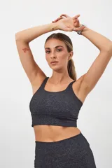 Top deportivo negro con espalda cuadrada, corte ancho debajo del busto y padding desmontable.