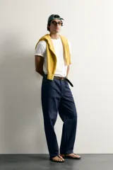 Camiseta regular fit color amarillo, con efecto lavado, cuello redondo y manga corta.