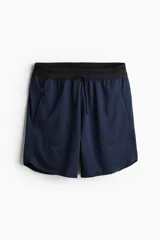 Short deportivo azul marino con textura cuadriculada, cintura elástica negra con cordón ajustable, bolsillos laterales con cierre y bajo redondeado.