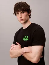 Remera de Calvin Klein en color negro con cuello redondo y mangas cortas, confeccionada en suave punto de algodón. Presenta un estampado gráfico en contraste en el pecho con la leyenda "ALL" y la firma de la marca debajo.