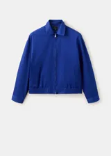 Chaqueta oversize color azul, con cuello solapa camisero y cierre frontal.