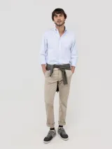 Camisa de hombre con diseño de rayas estilo Oxford, corte Regular Fit, cuello buttondown y cierre frontal con botones. Cuenta con mangas largas y logo bordado en el pecho.