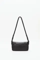 Cartera tipo baguette de cuero vacuno negro, con detalles de tachas metálicas doradas y plateadas en la solapa y borde trenzado. Cuenta con una correa de hombro trenzada.