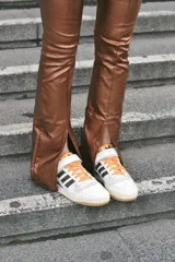 Pantalón negro de tiro alto, corte ajustado y confeccionado en gabardina elastizada con acabado metalizado.