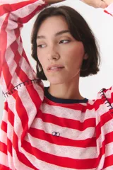 Remera de manga larga con corte oversized, color azul marino con cuello redondo en contraste color marrón. Presenta costuras decorativas a contratono hechas a mano en la zona de los hombros y logo bordado en el centro del pecho.