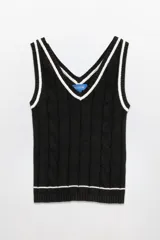 Musculosa tejida negra con cuello en V y ribete blanco en cuello, sisas y ruedo.