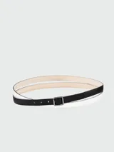 Cinturón fino de cuero Longchamp, combinado en blanco y negro, con hebilla cuadrada metálica.