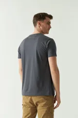 Remera blanca de algodón con estampado de una casa de playa en tonos azules. Corte regular, manga corta y cuello redondo.