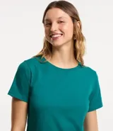 Remera básica de manga corta y cuello redondo, confeccionada en algodón de color celeste.