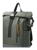 Mochila RKF de diseño roll-top en color verde oscuro y gris, confeccionada en poliéster reciclado repelente al agua. Cuenta con cierre de hebilla frontal, bolsillo vertical con cierre y mosquetón decorativo, y parche de cuero sintético con logo de la marca.