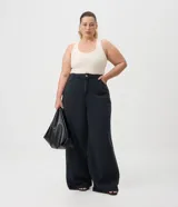 Pantalón de jean wide leg color negro con lavado marmolado, tiro alto, diseño de pierna amplia y bolsillos estilo five pockets.