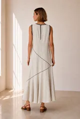 Vestido midi sin mangas de color marrón con sutiles costuras decorativas diagonales en contraste y terminación evasé.