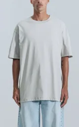 Remera de algodón premium color gris claro, corte extra oversize con hombros caídos y cuello redondo.