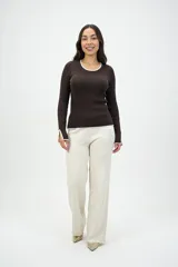 Pantalón tipo palazzo de corte recto y tiro alto, en color beige, confeccionado en tejido ligero y fluido.