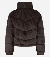 Campera puffer de mujer con diseño acolchado y textura acanalada tipo cotelé. Presenta cuello alto, cierre frontal con botones a presión y puños elásticos.