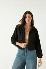 Campera deportiva corta color negro, con capucha ajustable y bolsillos frontales.