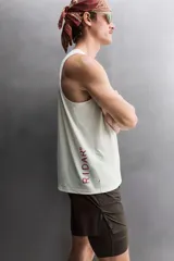 Musculosa deportiva de running en tejido ligero y perforado de color marrón, con cuello redondo y diseño sin mangas.
