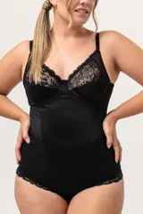 Body modelador reductor negro con aro, detalles de puntilla en busto y laterales, breteles elásticos regulables y broche en la entrepierna.