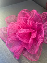 Broche de gran tamaño con diseño de flor tridimensional, confeccionado en organza de textura semitransparente y acabado delicado.