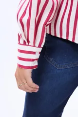 Camisa de manga larga con diseño de rayas verticales en color blanco y negro, cuenta con cuello clásico, cierre frontal de botones y un bolsillo en el pecho.