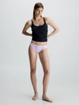 Bombacha clásica Calvin Klein, color lila, con cintura elástica con logo de la marca.