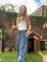 Pantalón de jean azul de corte wide leg.