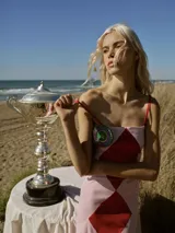 Vestido largo de corte sirena con diseño de rombos en colores púrpura y rojo. Presenta breteles finos, escote recto y una falda con caída fluida y cola corta.