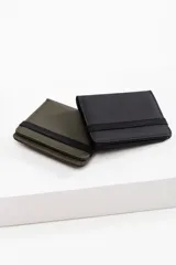 Billetera negra de cuero vegano con diseño minimalista.