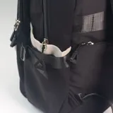 Mochila urbana color negro con detalles en color crema. Cuenta con compartimento principal con cierre, bolsillo frontal con solapa y hebillas ajustables, y bolsillos laterales. Incluye logo JustSport en la parte frontal.