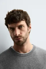 Jersey de punto de cashmere con corte regular fit, cuello redondo y manga larga. Presenta acabados en rib en puños y ruedo.
