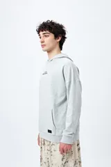 Canguro negro con capucha y bolsillo delantero. Presenta un bordado frontal y trasero con lettering “Mont Saint-Michel”.