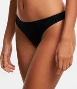 Kit de tres bombachas tipo bikini hilo sin costura, en colores blanco, negro y nude.