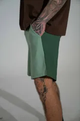 Short de lycra color verde militar, con diseño de estampa original en el lateral y cintura elástica.