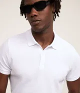 Remera polo de hombre con corte slim, confeccionada en algodón con textura acanalada. Presenta cuello inglés, cierre frontal con botones y mangas cortas.