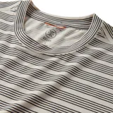 Remera de manga corta color gris claro con finas rayas horizontales negras.