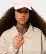 Campera bomber oversized de poliuretano con acabado efecto gamuza en color beige. Presenta cuello camisero, cierre frontal, mangas largas con puños abotonados y ruedo elástico.