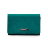 Billetera corta de símil cuero color beige, con cierre a presión y placa metálica decorativa. Cuenta con múltiples compartimentos internos para tarjetas, visor y billetes, además de un compartimento posterior con cierre.