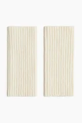 Mitones largos color blanco crudo en punto acanalado suave, con abertura para el pulgar.