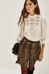 Minifalda plisada con estampado animal print de leopardo, con volados en el dobladillo.