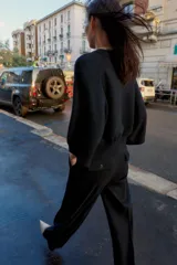 Jersey de punto liso color bordó, con cuello redondo y mangas anchas de largo tres cuartos. Presenta acabados en rib en cuello, puños y ruedo.