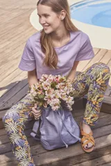 Bolso tipo bucket color celeste con textura simil cuero de cocodrilo, cierre con cordón ajustable, correa de hombro ajustable y asa de mano.