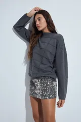 Minifalda de denim con estampado animal print en tonos gris y blanco, de corte recto y tiro medio.