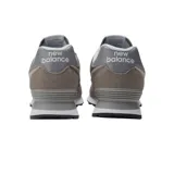 Championes New Balance modelo ML574EVG, color gris con detalles en blanco, confeccionados en gamuza y malla, con logo "N" característico en los laterales y entresuela ENCAP.