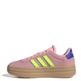 Championes Adidas modelo VL Court Bold, con diseño de plataforma elevada. Presentan una parte superior de gamuza en color rosado, con las icónicas tres tiras laterales en color verde neón y detalles en azul marino en el talón. La suela de plataforma es de goma en tono tostado.